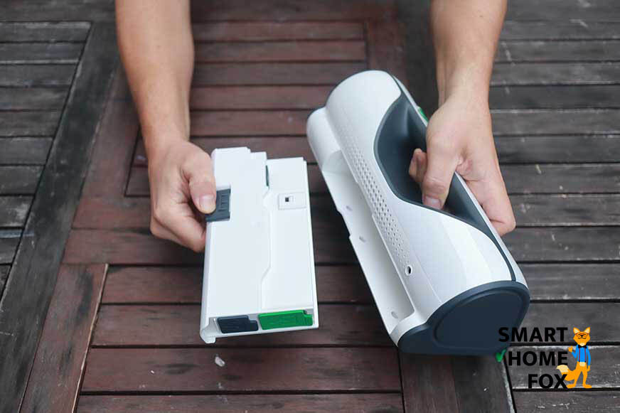 Man sieht den herausgenommenen Wassertank des Vorwerk Kobold VG100.